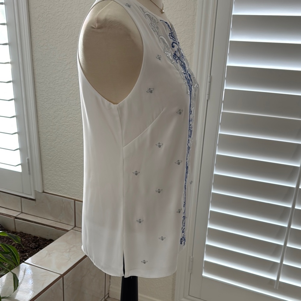 White House Black Market White and Blue Blouse - Picture 3 of 10